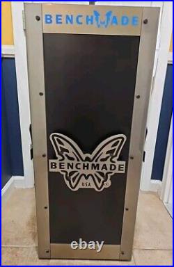 (2 PIECE) BENCHMADE KNIVES AUTHENTIC DEALER DISPLAY ACRYLIC CASE With KEYS