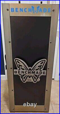 (2 PIECE) BENCHMADE KNIVES AUTHENTIC DEALER DISPLAY ACRYLIC CASE With KEYS