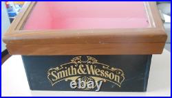 Smith & and Wesson Glass Top Counter Knife Display Case with Keys Gun Storage Safe