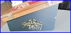 Smith & and Wesson Glass Top Counter Knife Display Case with Keys Gun Storage Safe